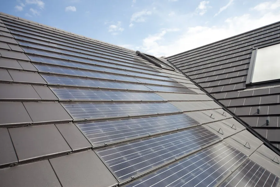 integruoti saules moduliai su cerpemis